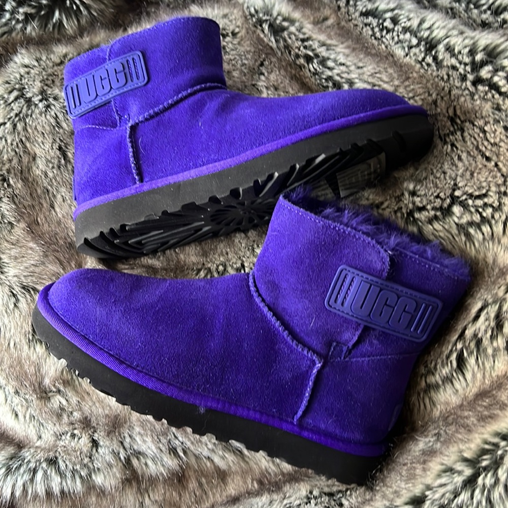 UGG - MINI BAILEY LOGO STRAP BOOT - VIOLET - Sz 6/7